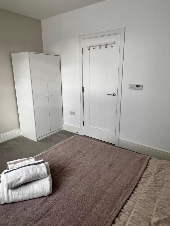 Lakeside Lux Bedroom With Parking, M4 Jct 11, Next To Train Station Reading Exteriör bild
